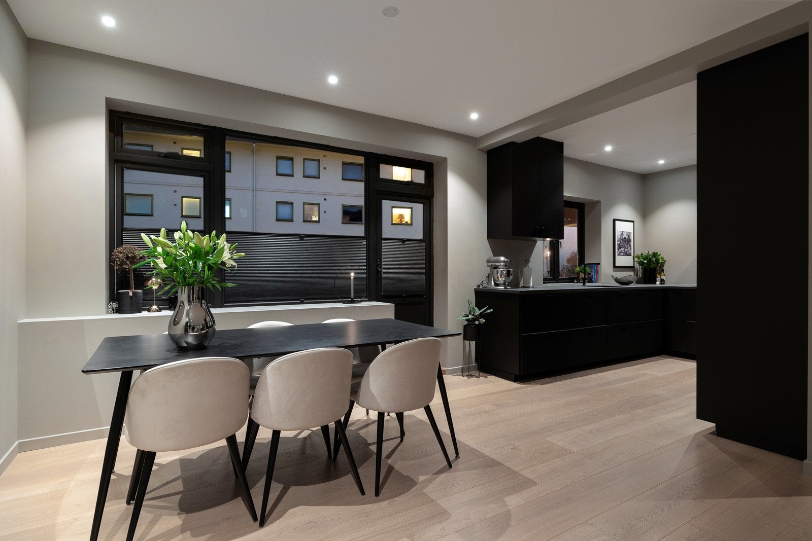 Spisestuen er plassert mellom kjøkkenet og stuen, og danner et sosialt samlingspunkt for ulike anledninger. Galleribilde