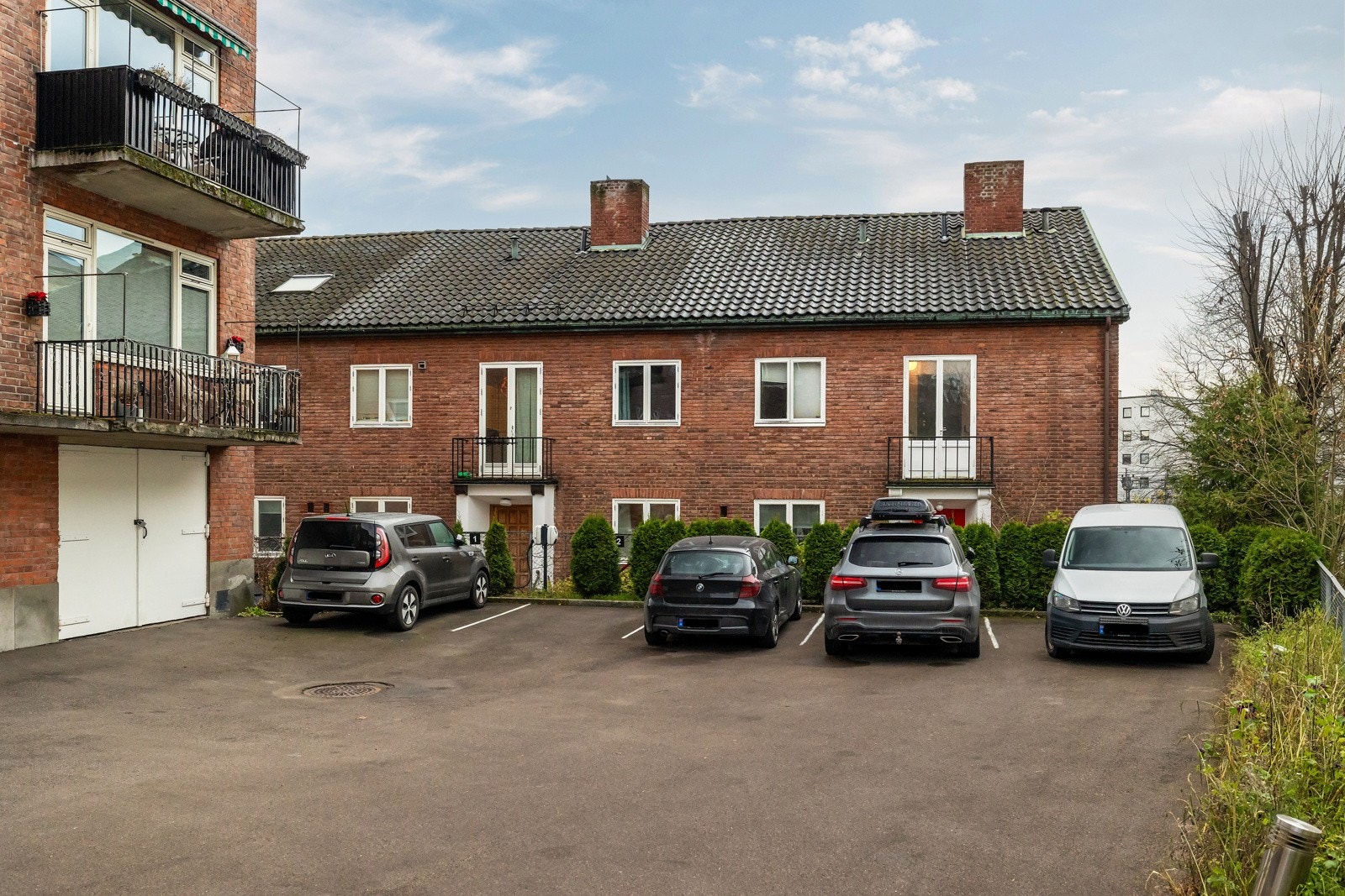 Det medfølger en biloppstillingsplass på sameiets grunn som er tinglyst som en tilleggsdel til denne seksjonen. Galleribilde