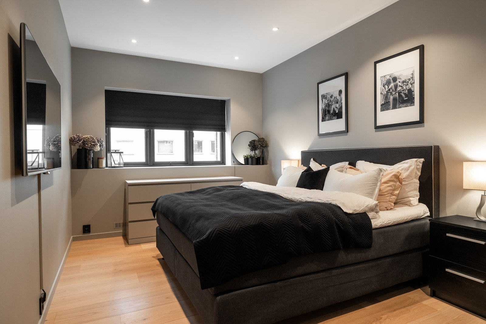 Store vindusflater slipper inn rikelig med naturlig lys. Galleribilde