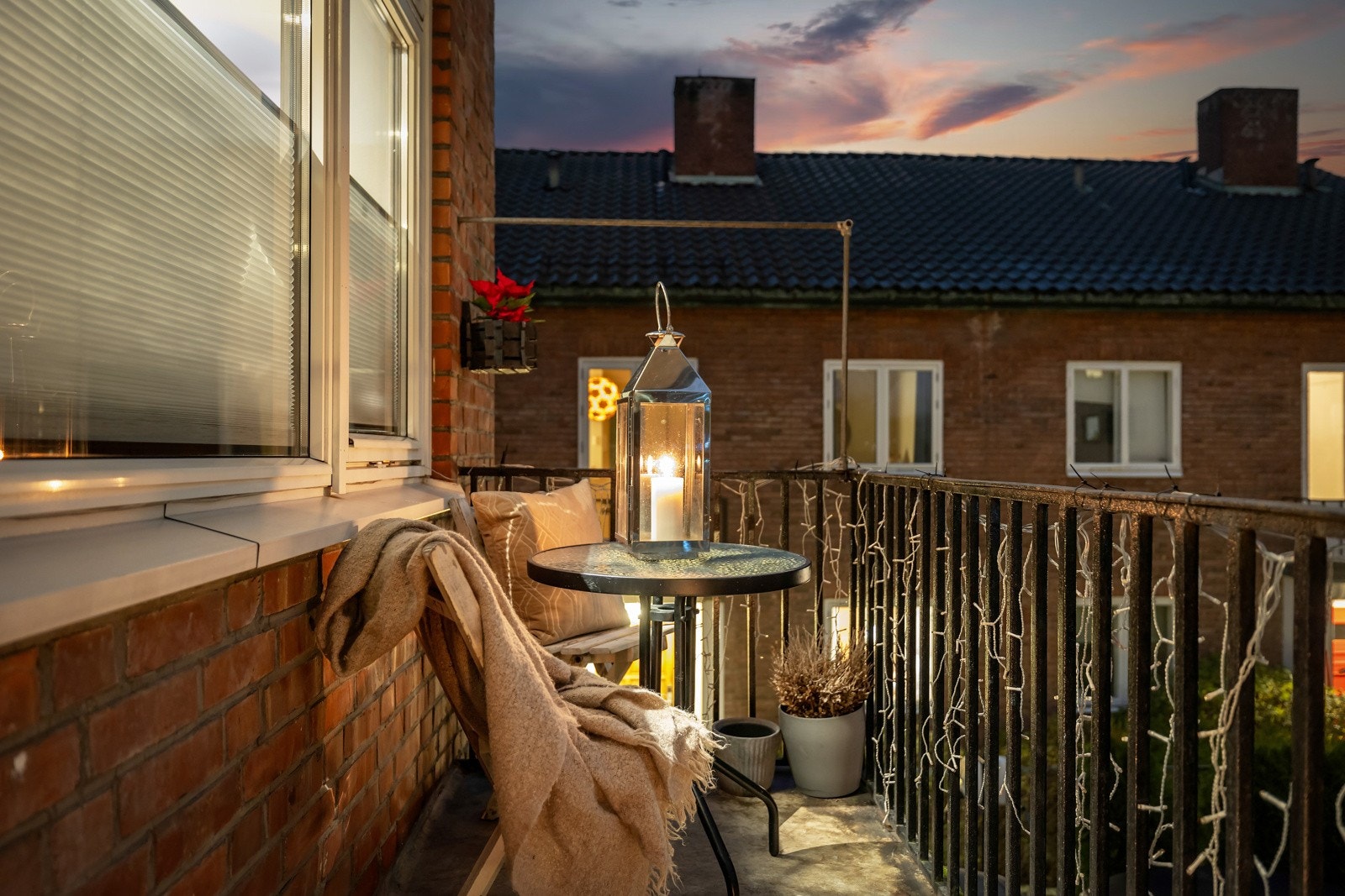 Vestvendt balkong med skjermet og rolig beliggenhet mot bakgård. Galleribilde