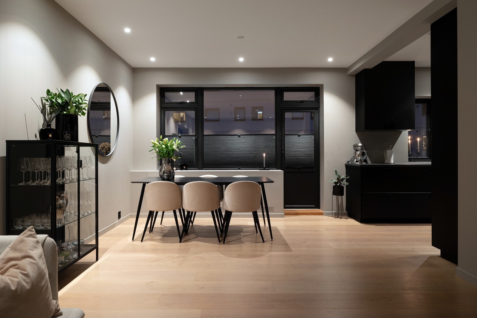 Store vindusflater som slipper inn rikelig med naturlig lys Galleribilde