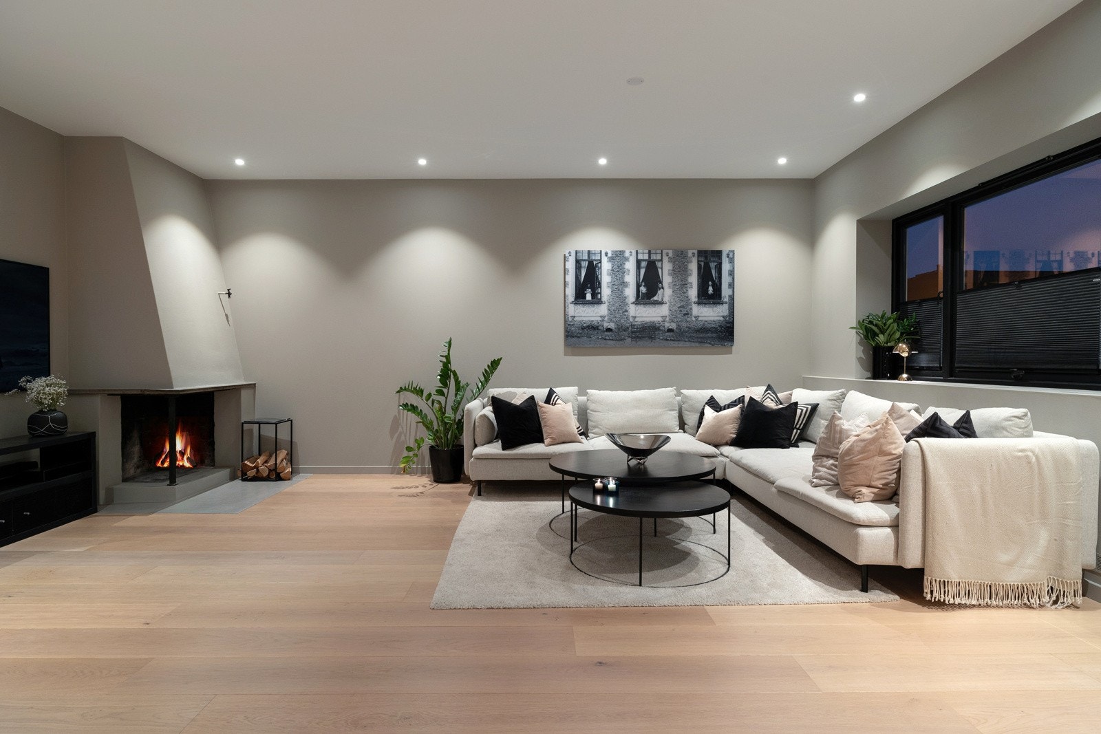 Stuen byr på gode møbleringsmuligheter, med plass til en stor sofagruppe og tilhørende møblement. Galleribilde