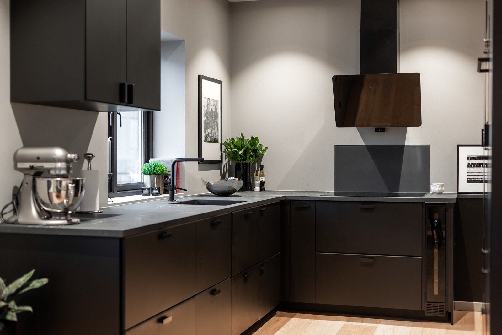 Kjøkkenet er godt utstyrt med integrerte hvitevarer som induksjon platetopp, stekeovn, kombiovn, oppvaskmaskin, kjøleskap og fryseskap. Galleribilde