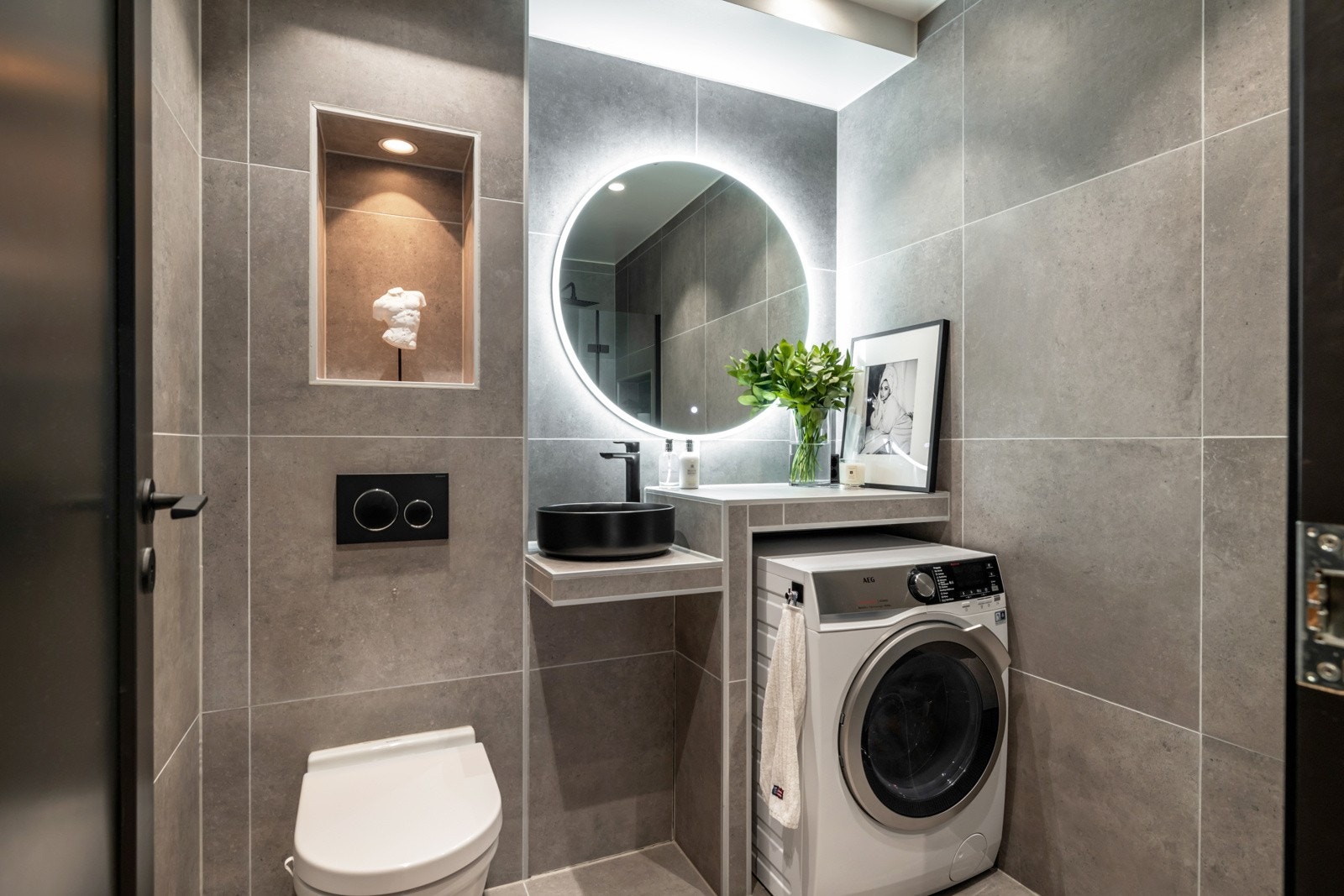 Moderne og lekkert bad fra 2021 med et stilfullt design og behagelig gulvvarme. Galleribilde