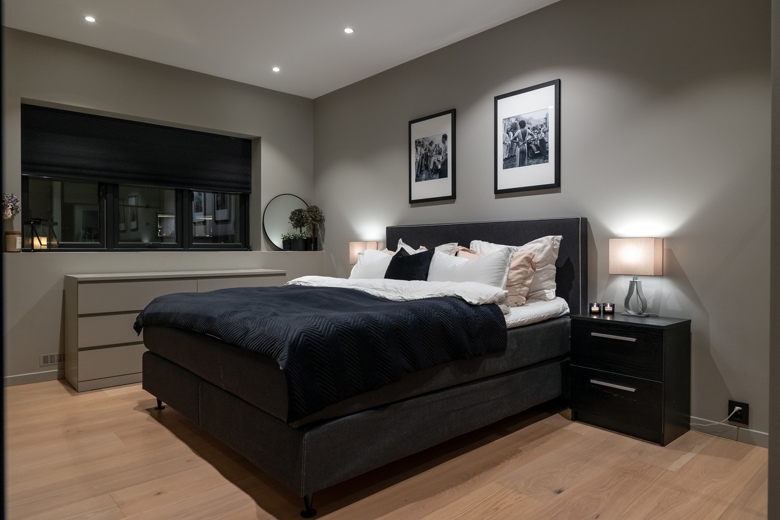 Hovedsoverommet er svært romslig og har god plass til dobbeltseng med nattbord på hver side. Galleribilde