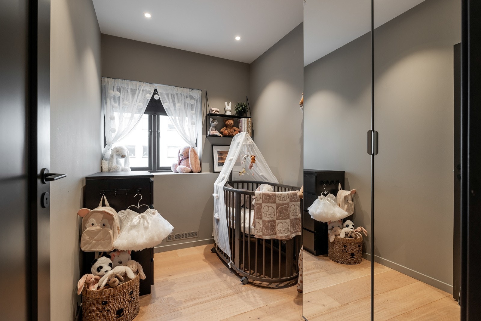 Soverom II har plass til både seng, nattbord og garderobeløsning. Galleribilde