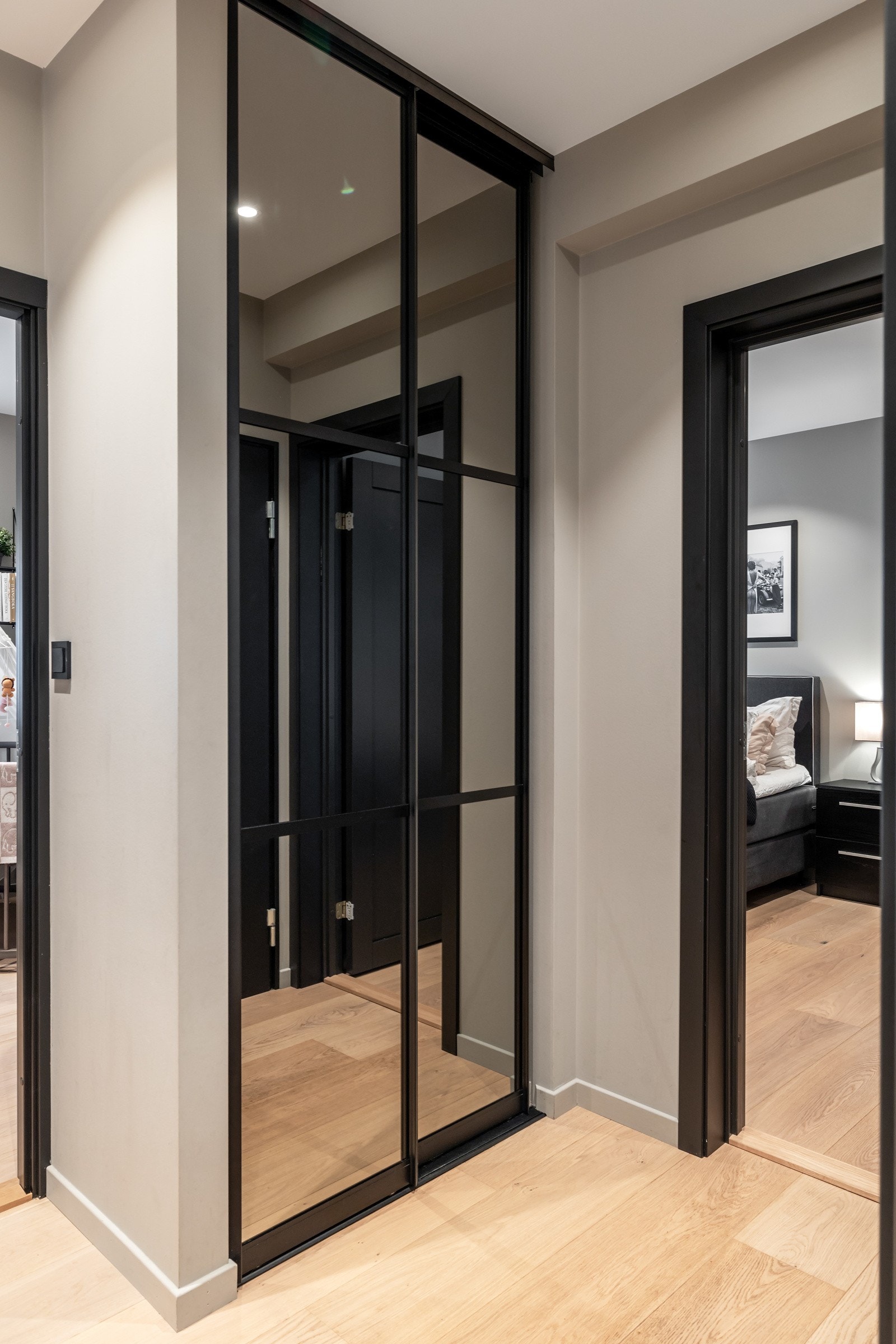 Entreen har en praktisk skyvedørsgarderobe med speil hvor klær og yttertøy pent kan ryddes bort. Galleribilde