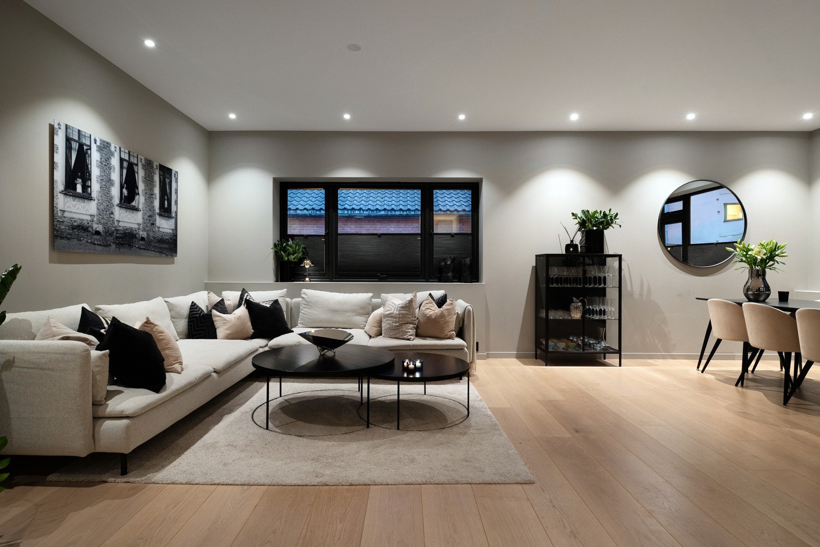 Den lekre parketten fra 2021 og de delikate fargevalgene på veggene gir stuen et moderne preg. Galleribilde