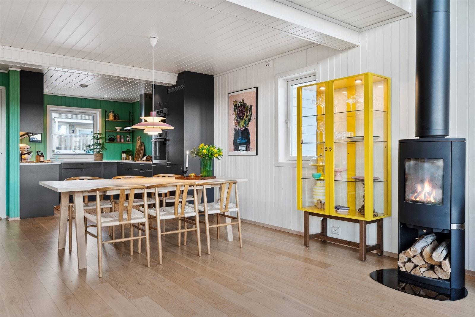 I overgangen til kjøkkenet er det plass til et spisebord hvor man kan samles til felles måltider. Galleribilde