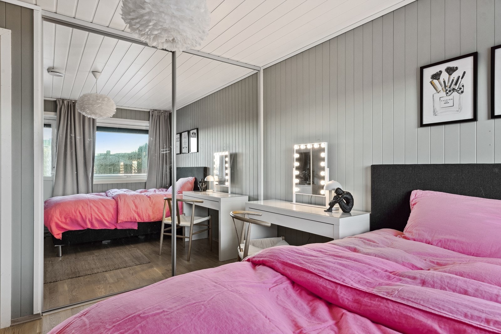 På det ene rommet er det godt med oppbevaringsplass i skyvedørsgarderobe med speil. Galleribilde