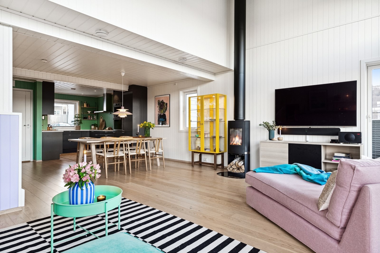 Som oppvarming har stuen både varmepumpe og peisovn. Galleribilde