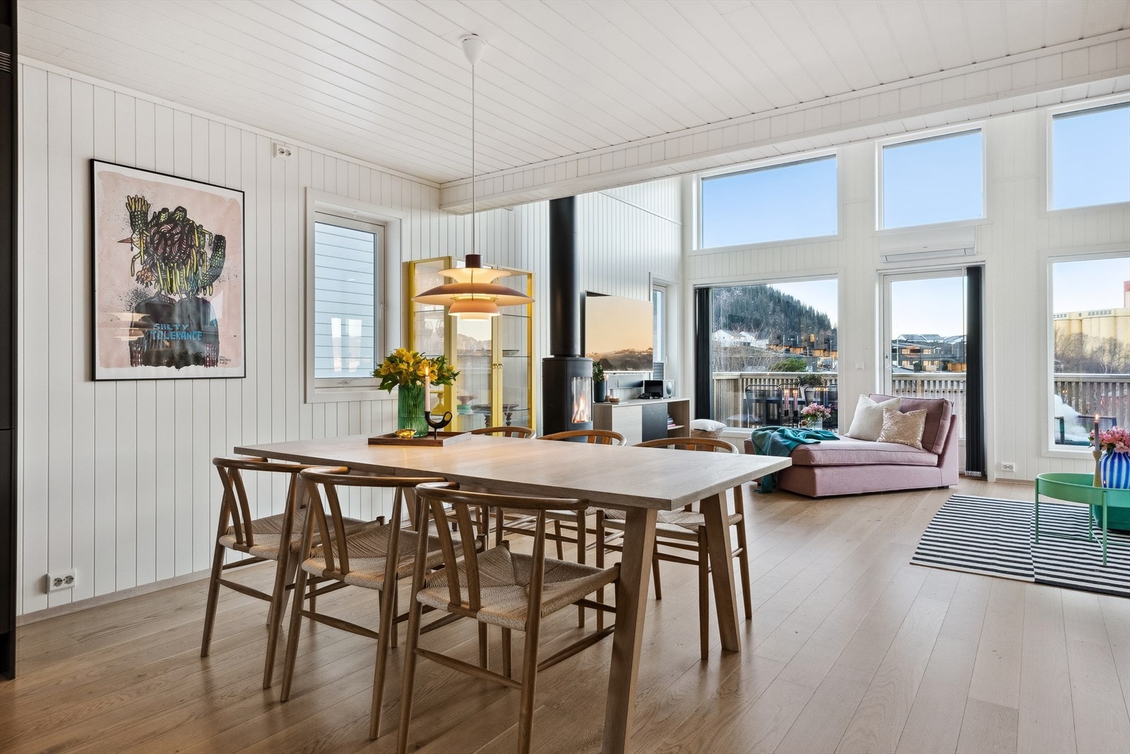 Stuen, sammen med kjøkkenet er et åpent, delikat og luftig allrom. Galleribilde