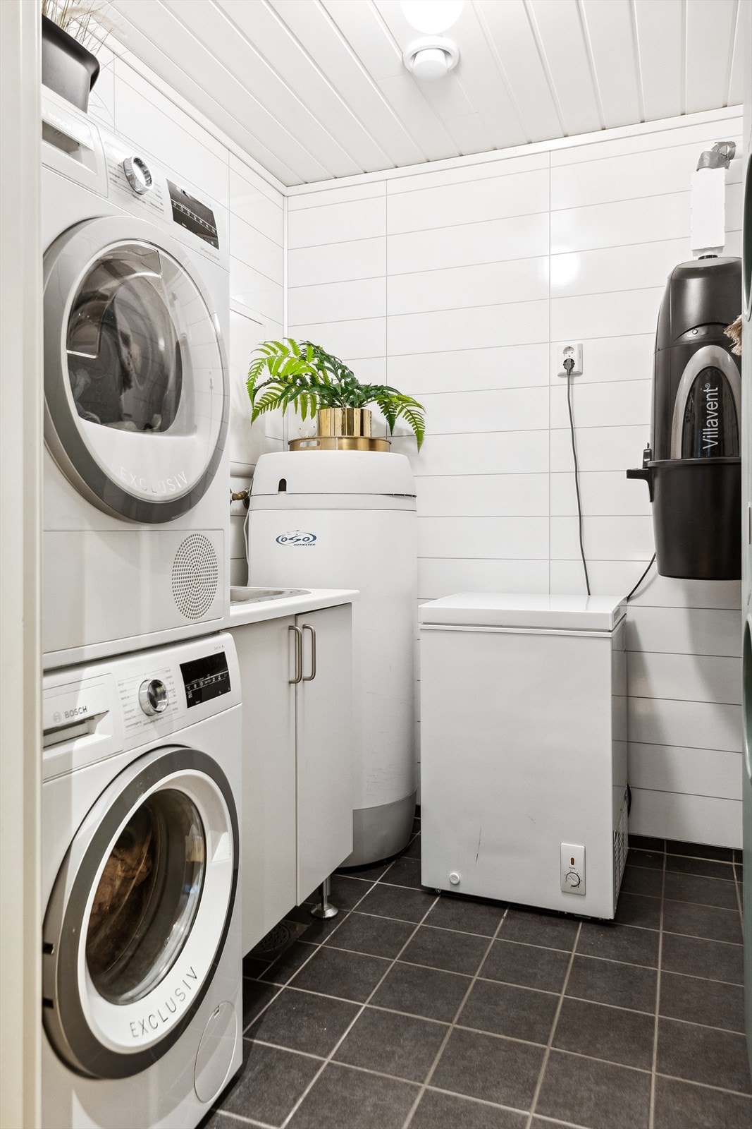 På vaskerommet er det benkeskap, opplegg for oppvaskmaskin, støvsugersentral og en 200 l bereder. Galleribilde