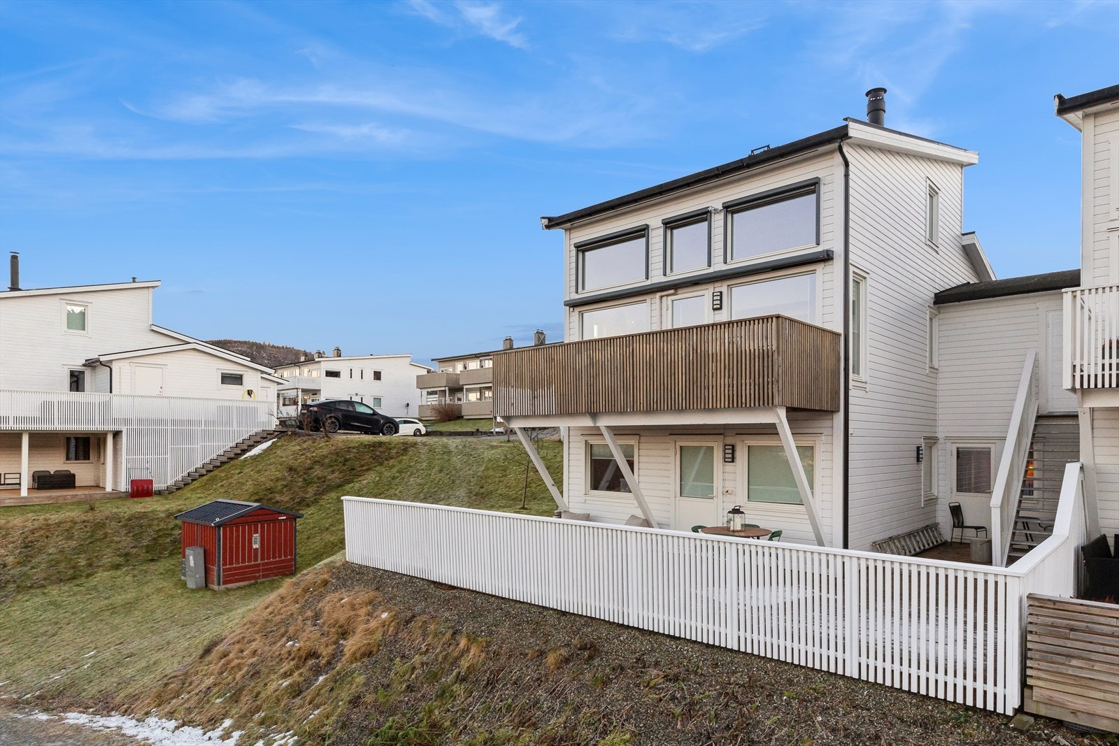 Det er adkomst fra garasjen til terrassen via utvendig trapp. Galleribilde