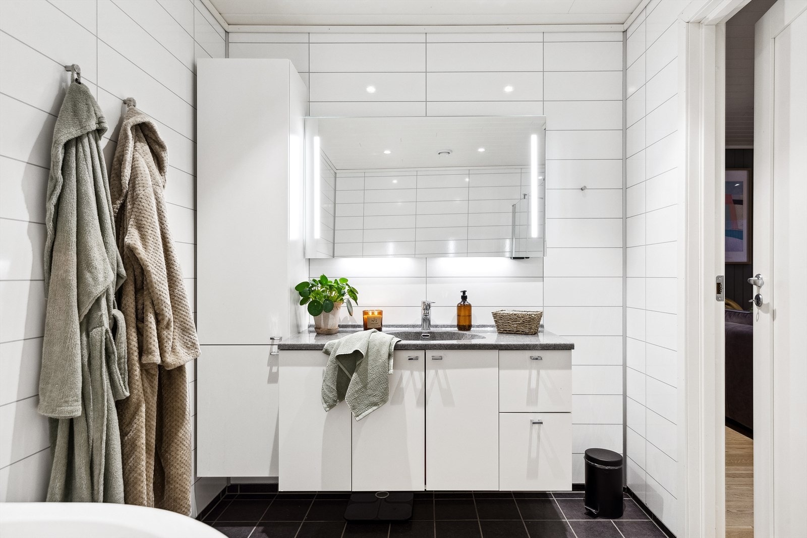 Et stort pluss er at boligen har både bad, toalettrom og vaskerom. Galleribilde