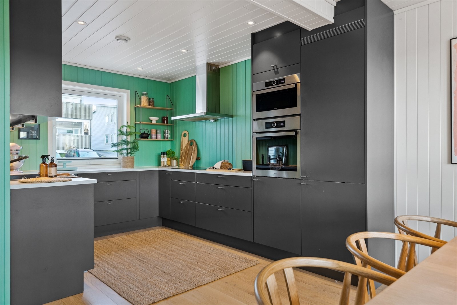 Alle hvitevarer er integrert og består av koketopp, mikro, stekeovn, oppvaskmaskin og kjøl/frys. Galleribilde