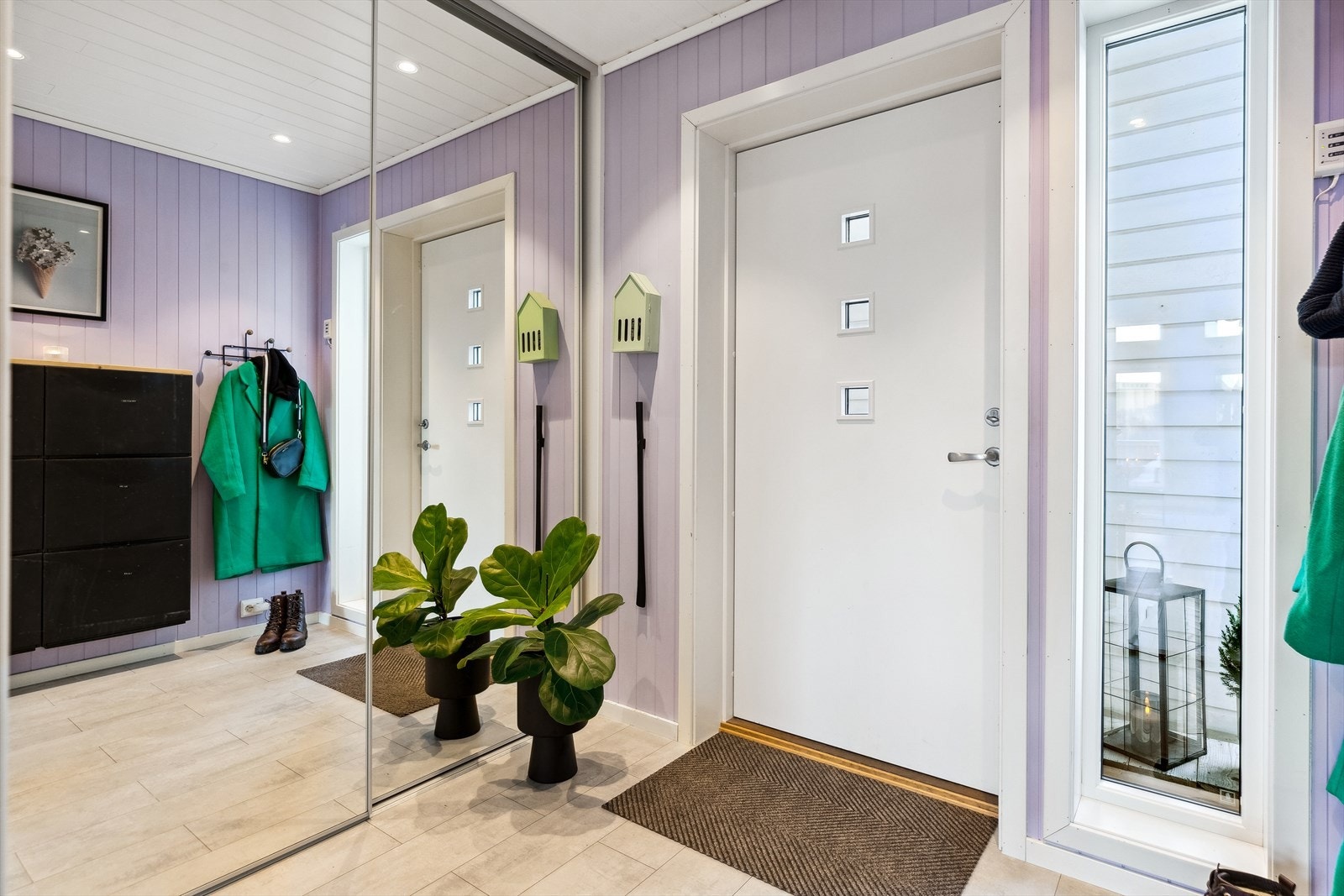 Entreen har godt dagslys via sidevinduet, downlights i himlingen og god plass til yttertøyet. Galleribilde