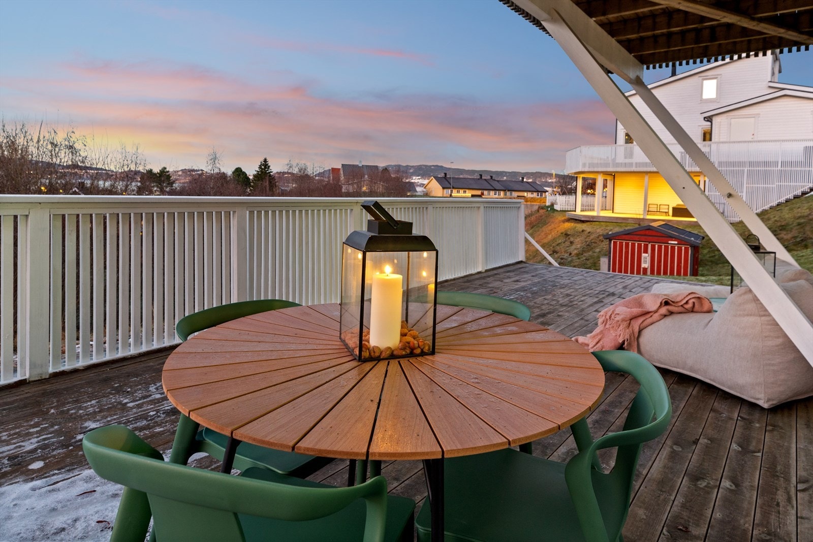 Det store terrassearealet strekker seg ut på tre sider og gir mange muligheter for bruk. Galleribilde