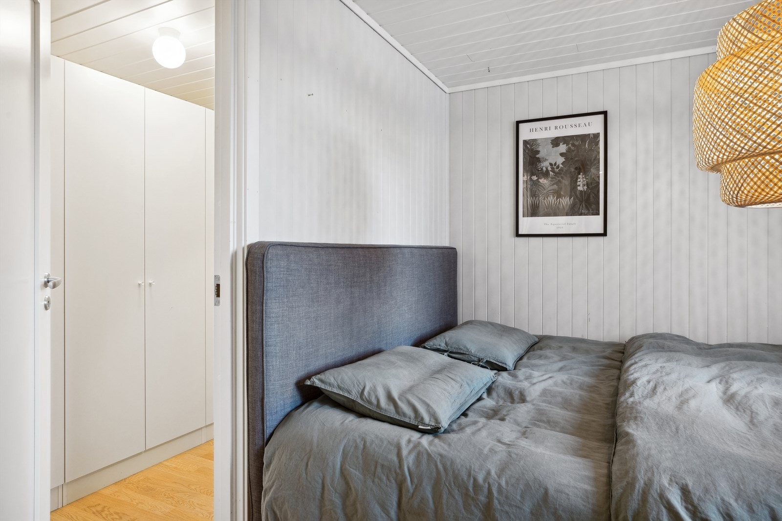 Fra det ene soverommet er det adkomst til garderobe innredet med hvite klesskap. Galleribilde