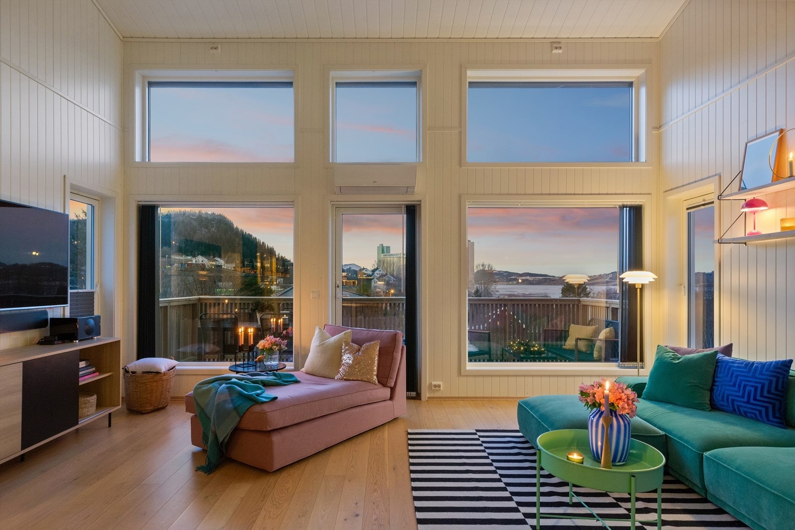 Fra stuen er det utsikt mot sjøen og utgang til en balkong på ca. 12 kvm. Galleribilde