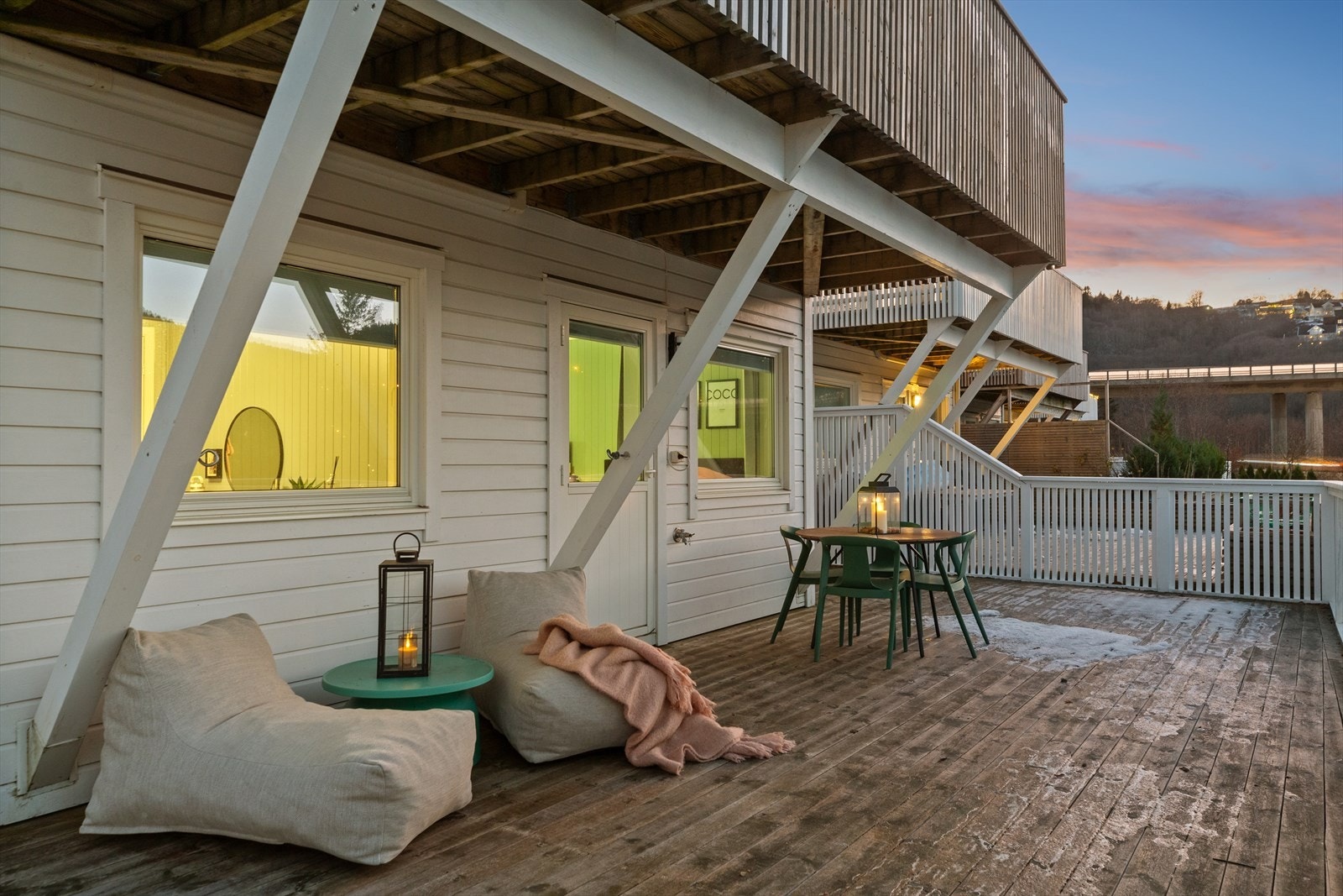 Terrassen i sokkeletasjen er delvis overbygd av balkongen og har et romslig areal på herlige 67 kvm. Galleribilde