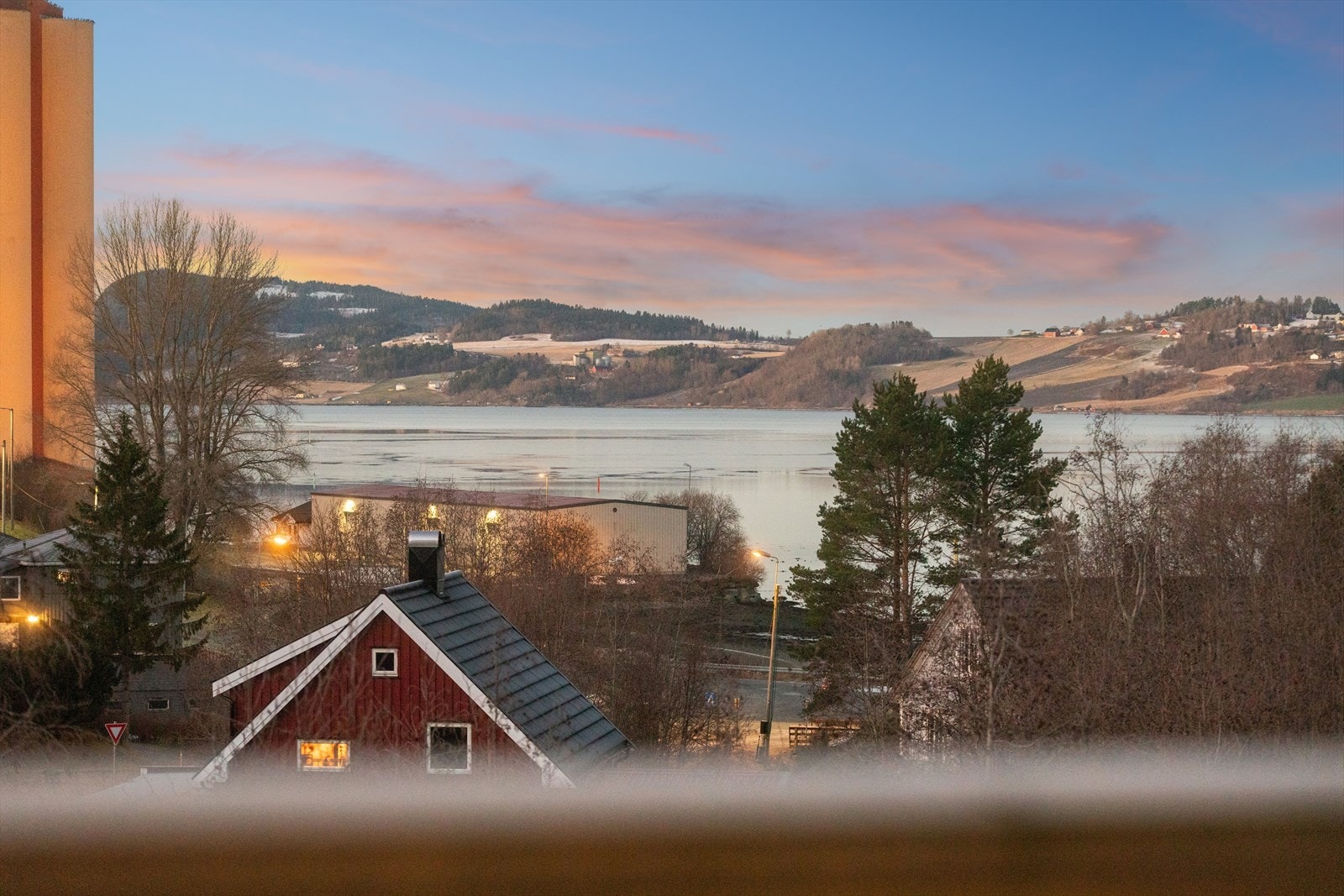 Utsikten er upåklagelig, mot sjø og åskammer som vakkert bakteppe. Galleribilde