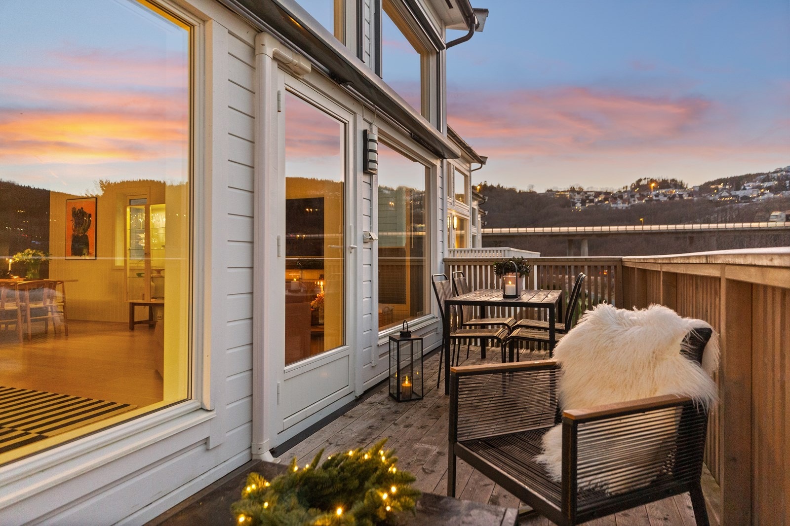 På balkongen utenfor stuen kan man fint ha både spisebord og en sofagruppe. Galleribilde