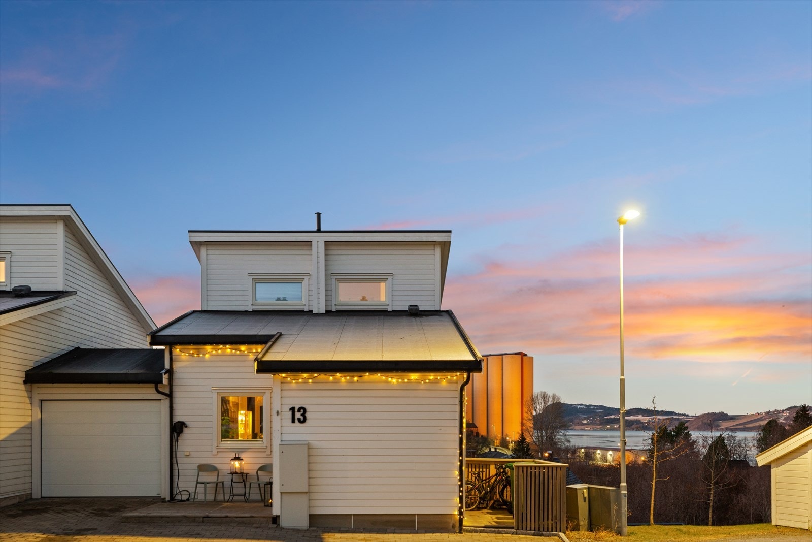 Aktiv Eiendomsmegling v/ Marius Kvalvik har gleden av å presentere Negardsgjerdet 13 i Buvik sentrum - et enderekkehus over tre plan. Galleribilde