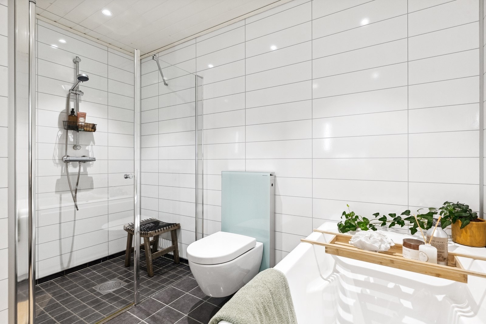 Badet er utstyrt med romslig baderomsinnredning, toalett, dusjnisje og et badekar for litt ekstra hverdagsluksus. Galleribilde