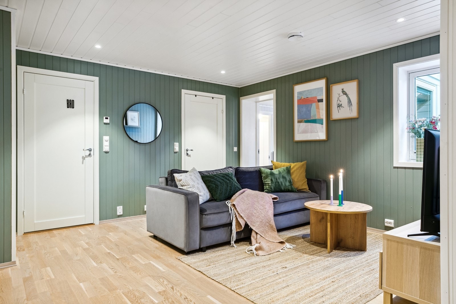 Mellom soverommene i sokkeletasjen har boligen en hyggelig ekstrastue. Galleribilde