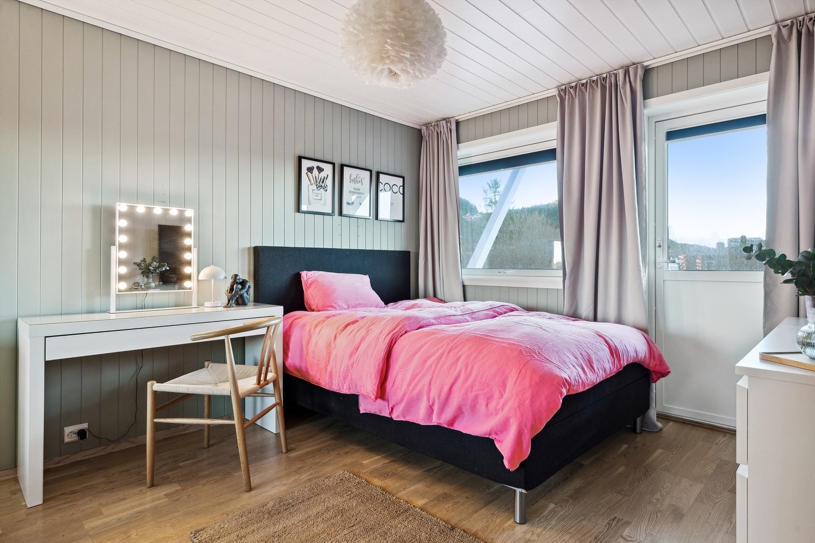 Tre av soverommene ligger i sokkeletasjen, hvorav to har utgang til samme terrasse. Galleribilde