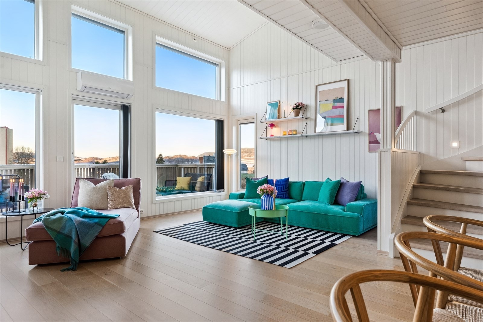 Deler av stuen har særdeles god takhøyde og flotte vindusløsninger som fyller rommet med naturlig lys. Galleribilde