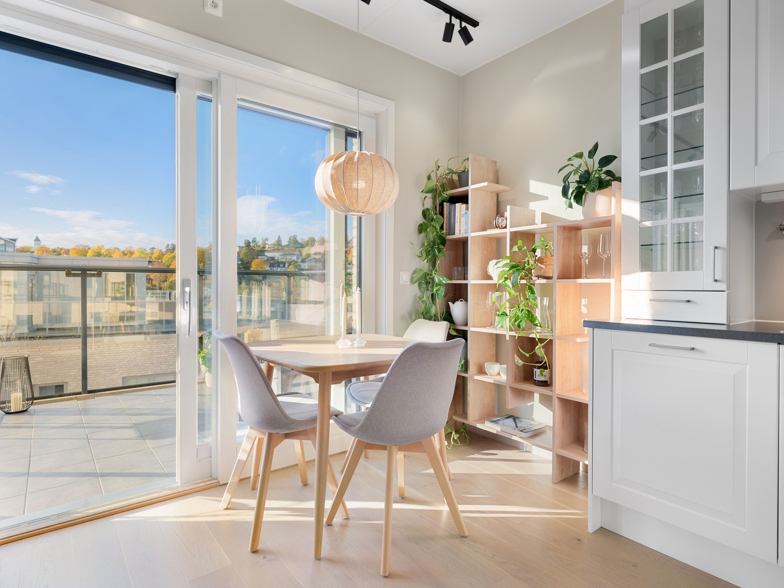 Spiseplass mot balkong Galleribilde