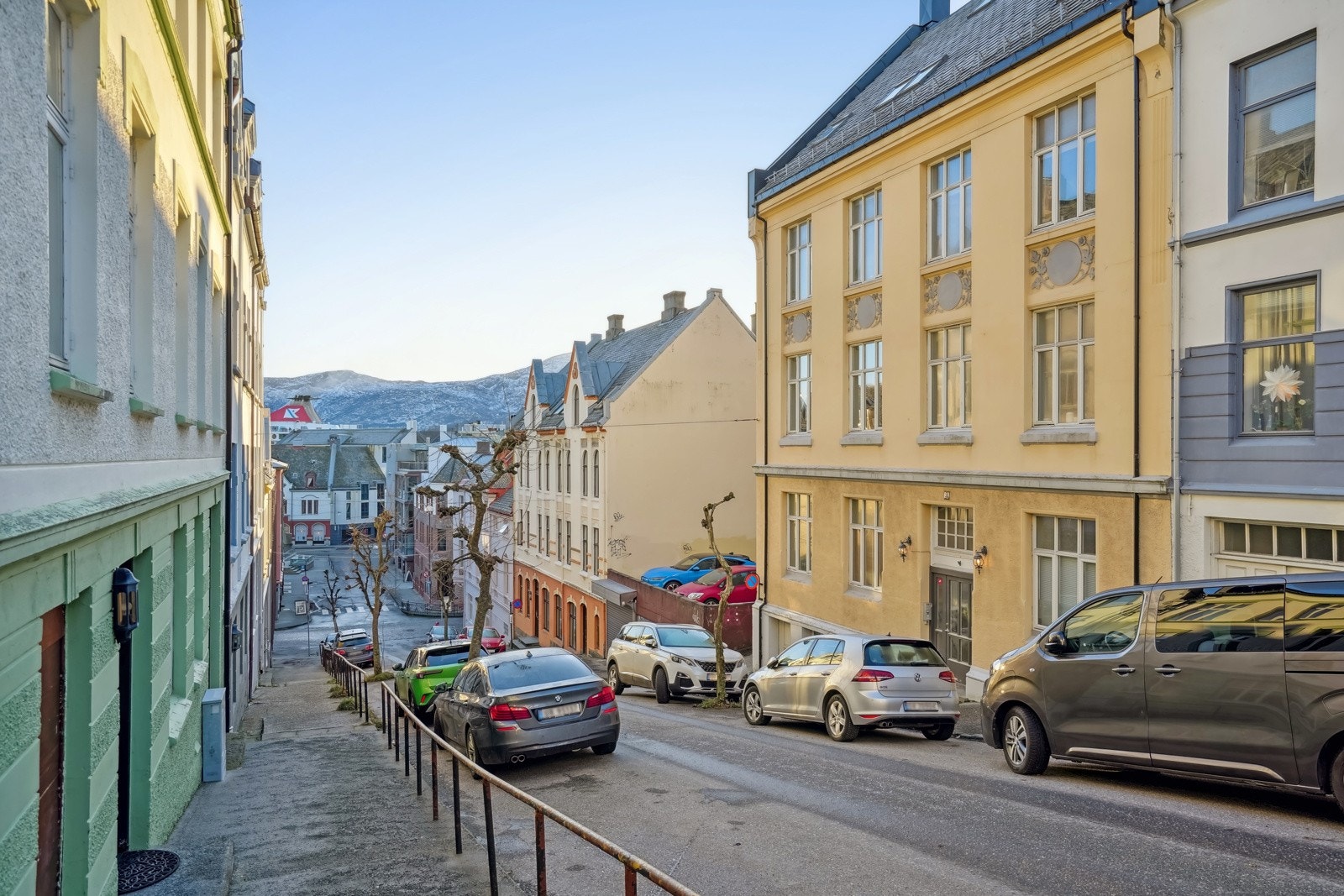 Leiligheten ligger fint til på Aspøya - i et området kjennetegnet av særpreget arkitektur i Jugendstil, tett på kultur, historie og flotte bebyggelser. Galleribilde
