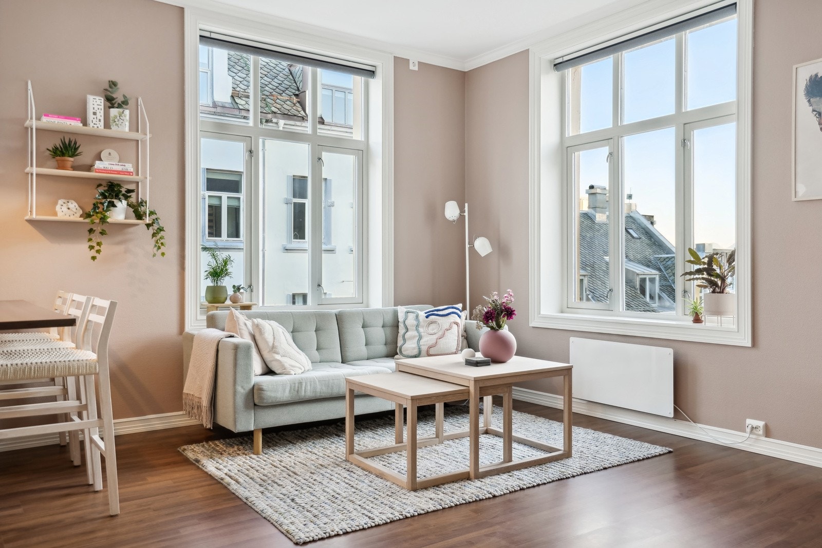 Leiligheten holder en gjennomgående god standard på innredninger og overflater, og er blitt godt vedlikeholdt opp gjennom årene. Galleribilde