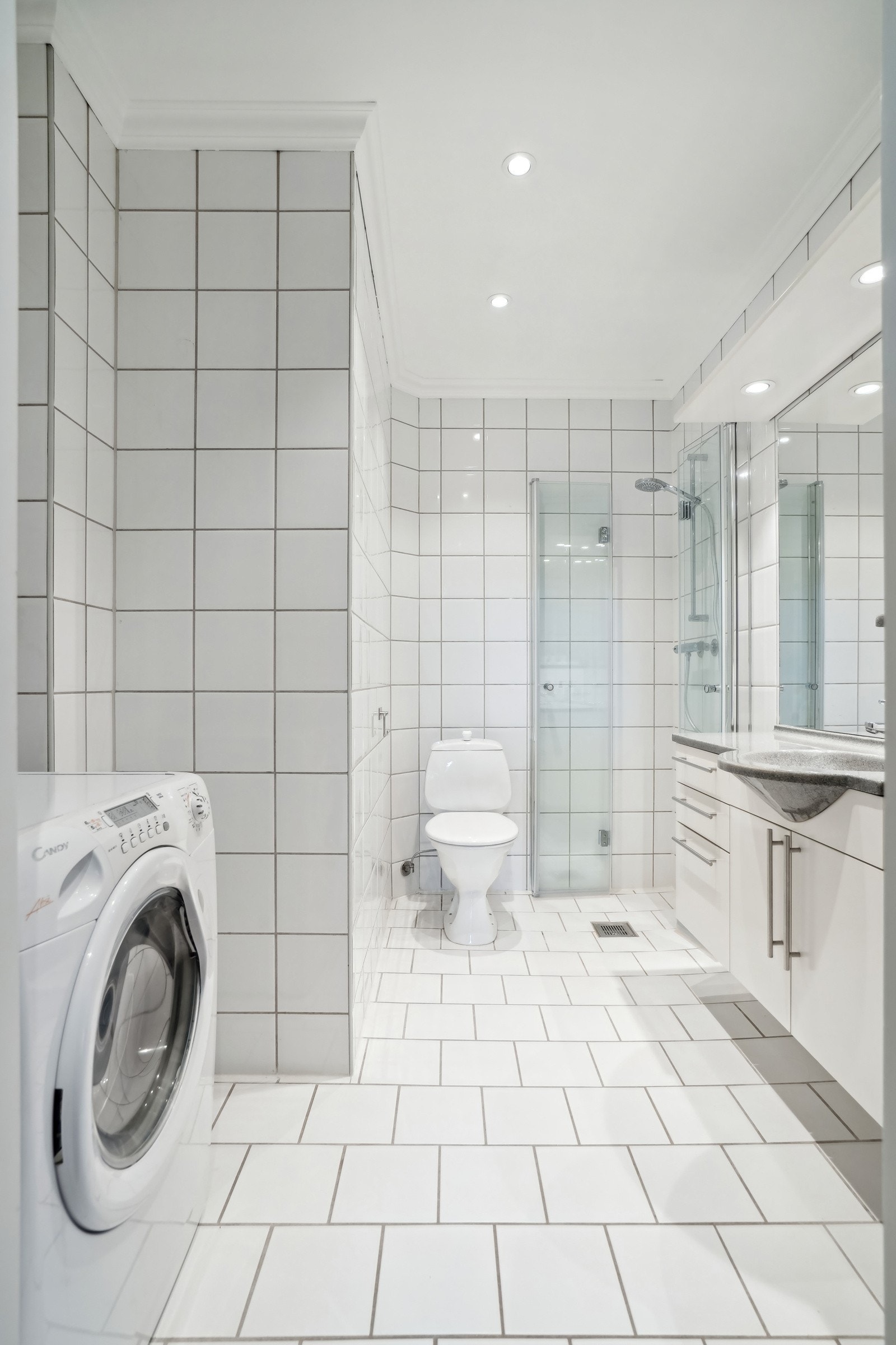 Badet kombineres med vaskerom og har opplegg for vaskemaskin. Galleribilde