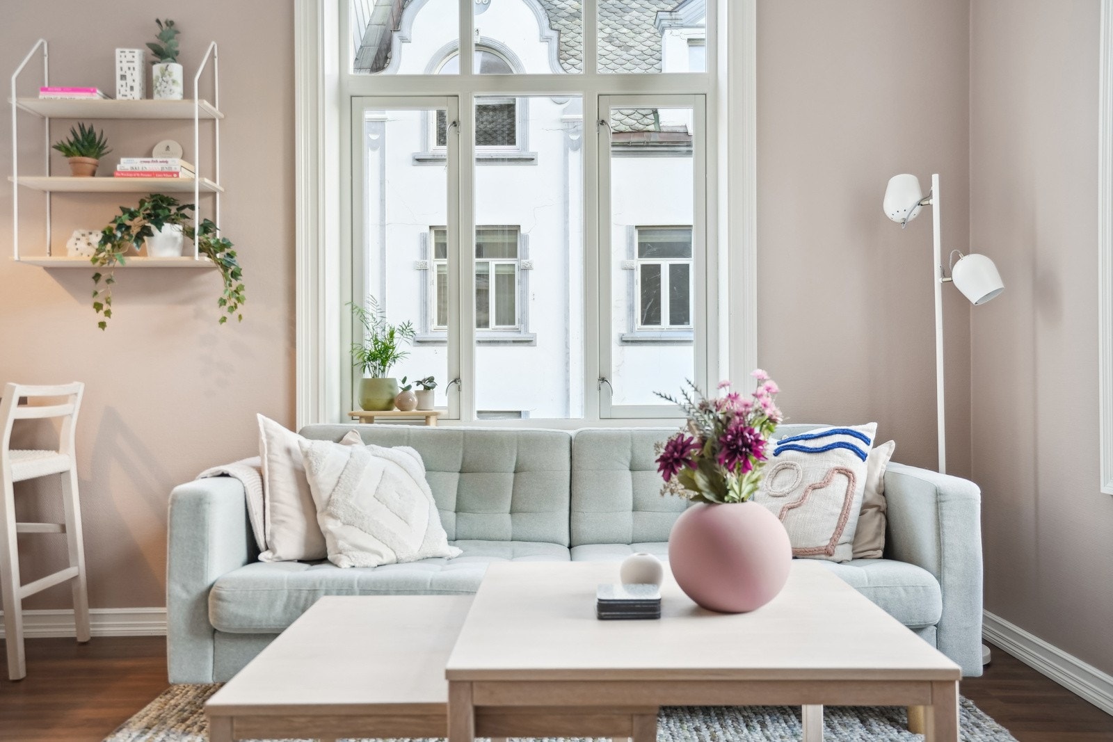 Dette er en lys og sjarmerende eierleilighet med en urban beliggenhet midt i hjertet av bysentrum. Galleribilde