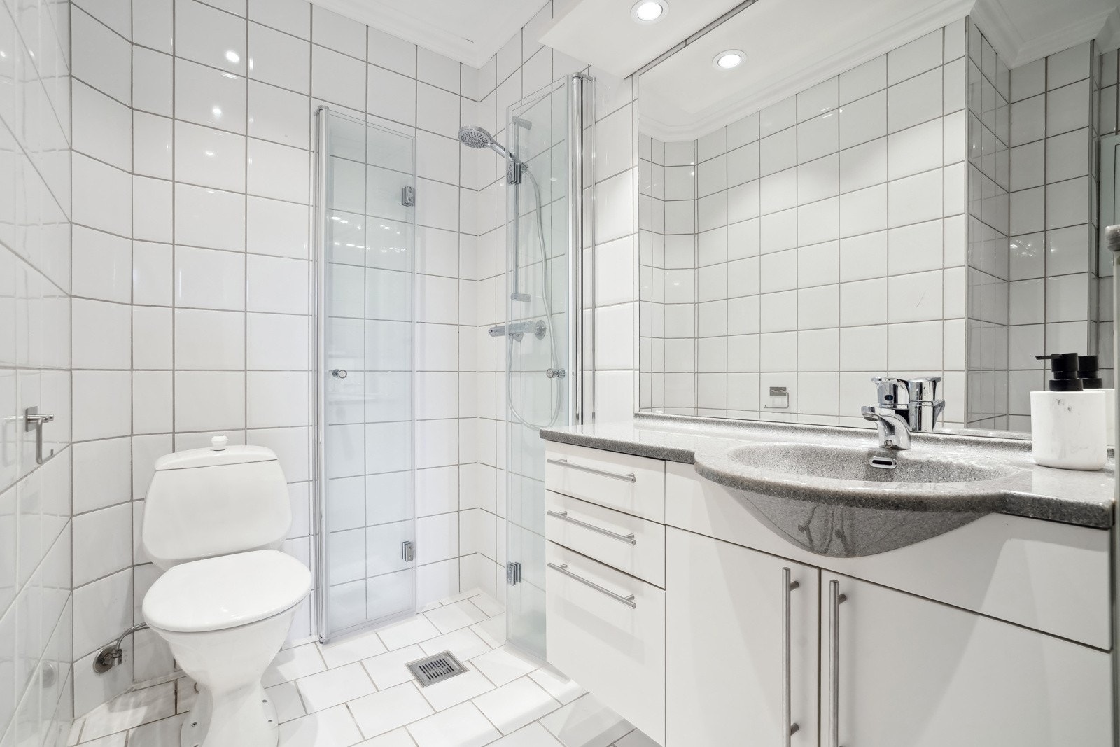Badet er i følge eier fra 2002, dette er helfliset i lyse fargetoner og har elektriske varmekabler på gulvet. Galleribilde