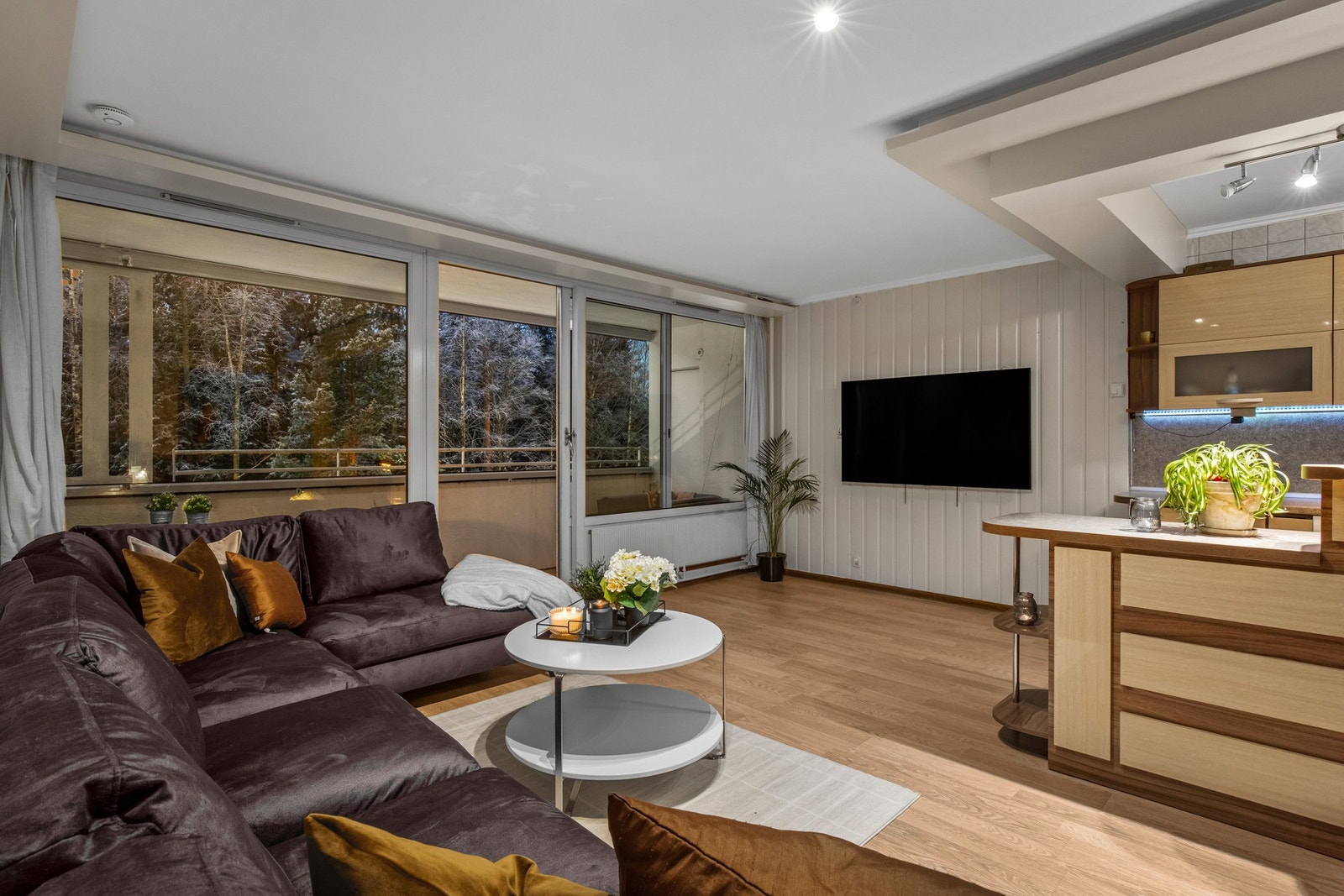 Stuen har plass til både sofagruppe og spisebord. Galleribilde
