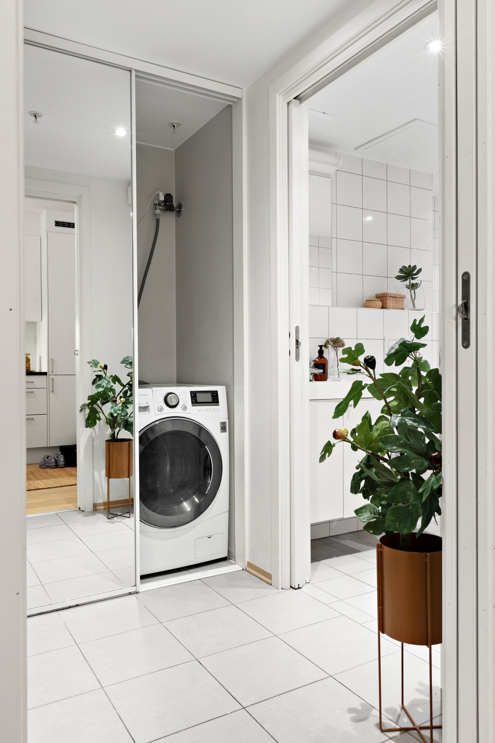 I tilknytning til entrèen har vi garderobe, der ene siden er benyttet for vaskeri Galleribilde