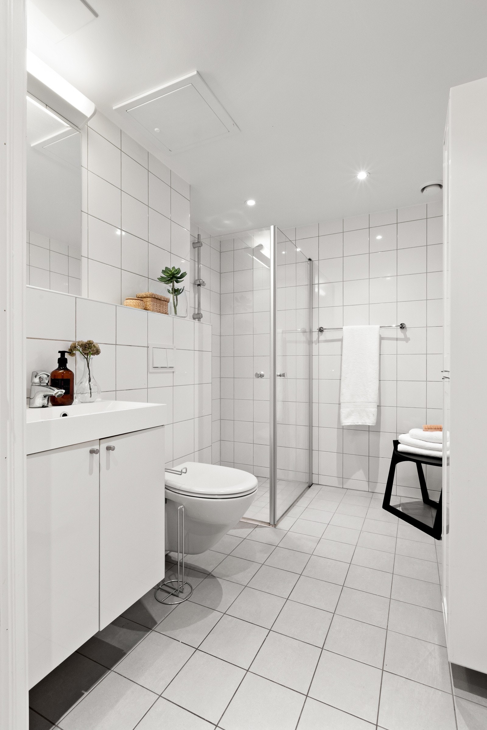 Et fullt og romslig bad, uten å miste plass til vaskemaskin og tørketrommel Galleribilde