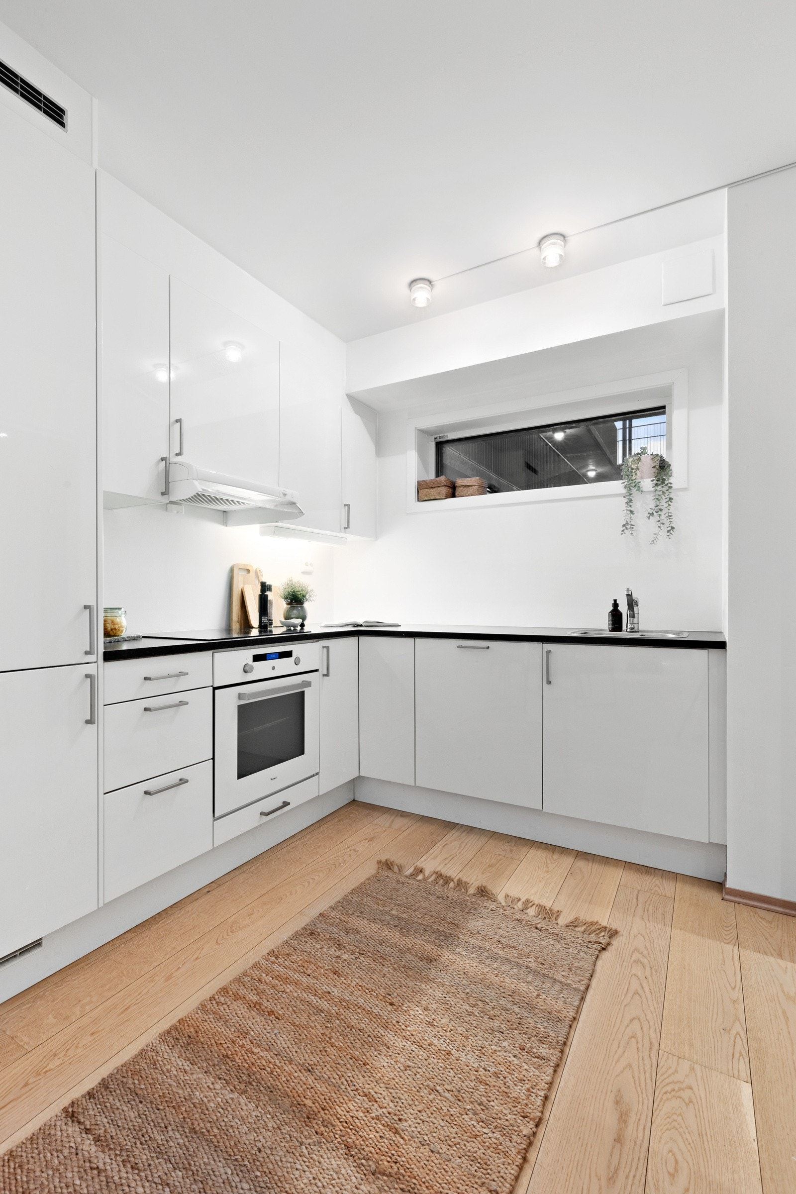 Kjøkkenet er moderne og har godt med skap- og benkeplass, samt integrerte hvitevarer Galleribilde