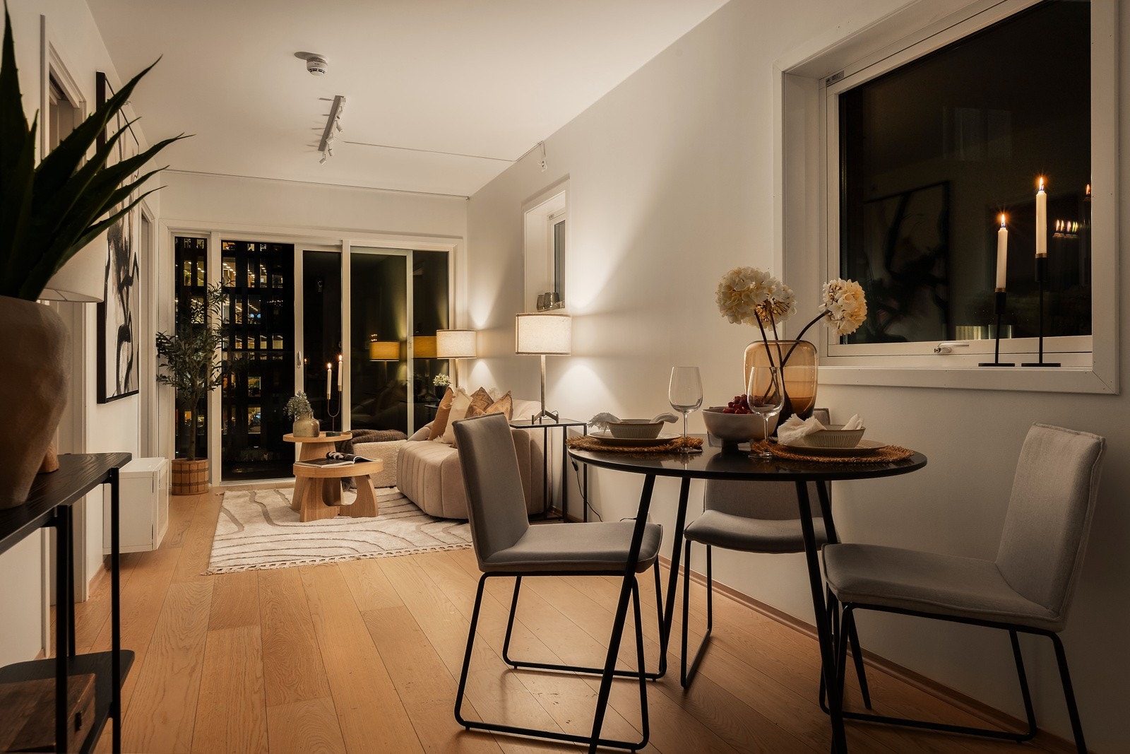 Kveldsstemning i spisestue Galleribilde