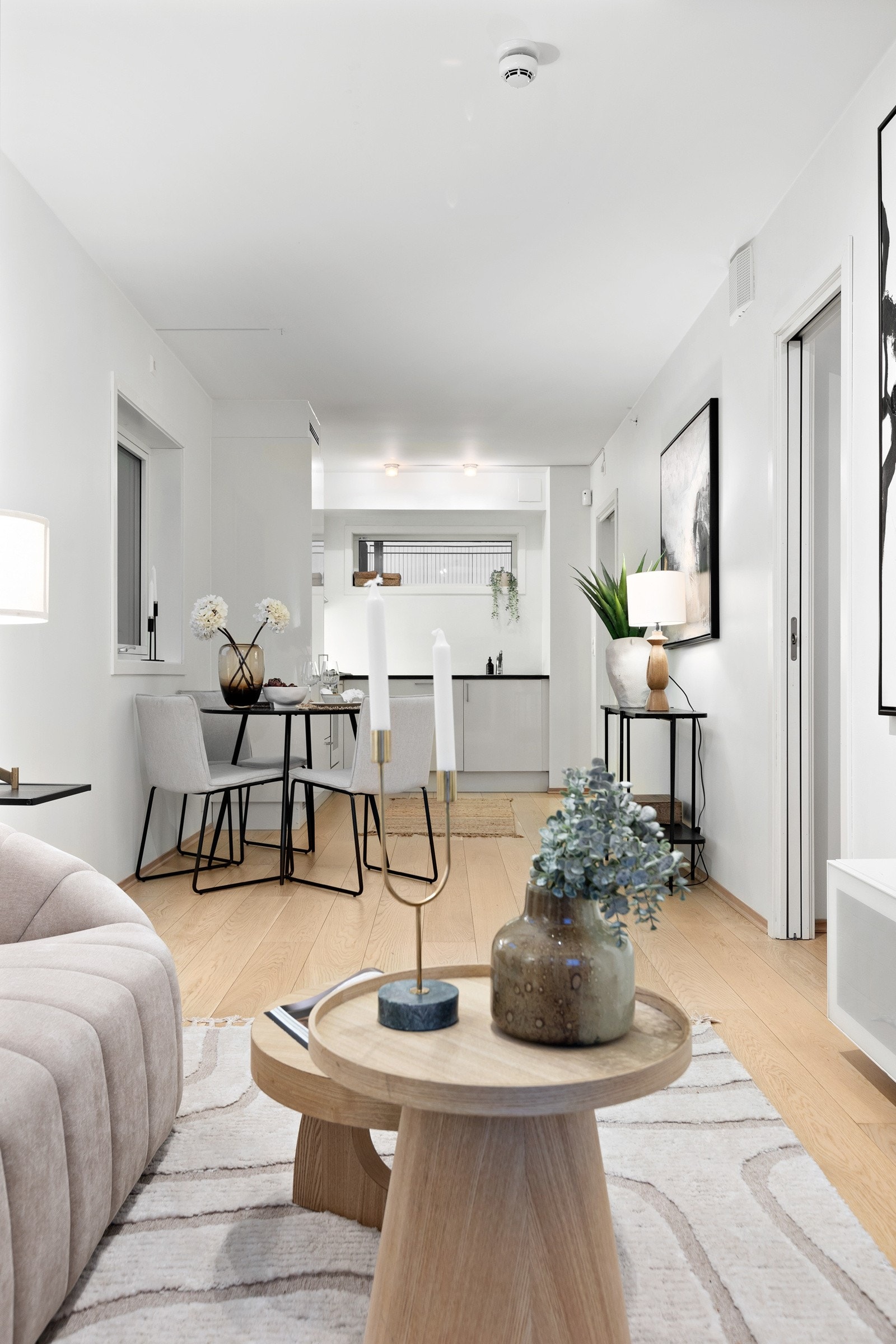 Tilbake inn møtes vi av åpen stue- og kjøkkenløsning Galleribilde