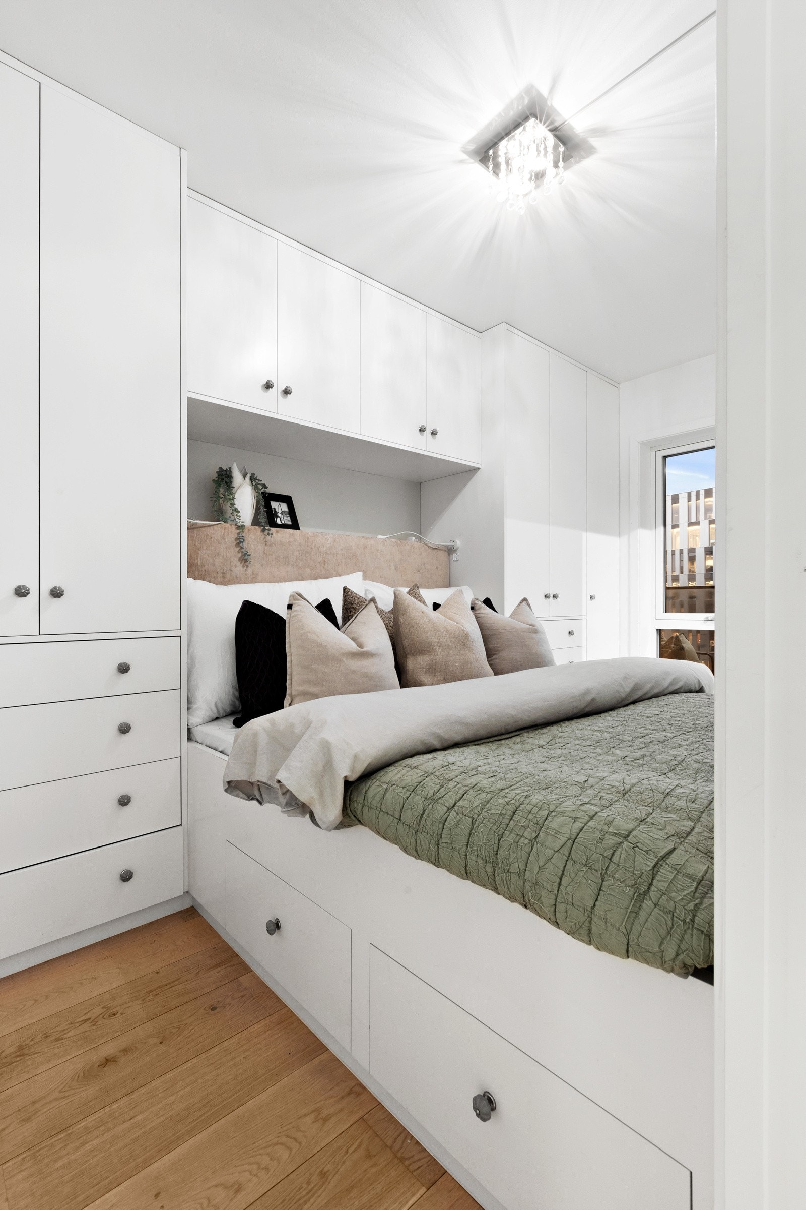 Romslig og praktisk soverom for to Galleribilde