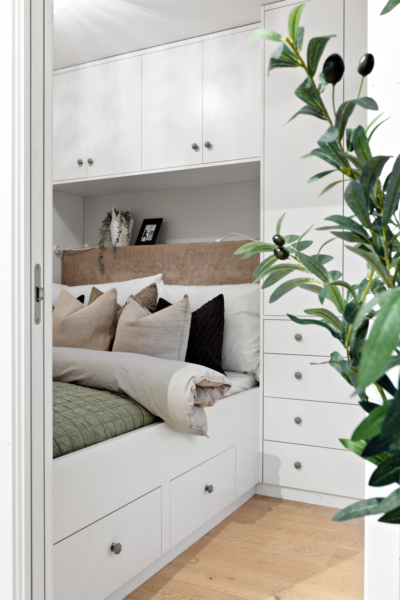 Soverom med snekkerbygd seng og oppbevaring Galleribilde