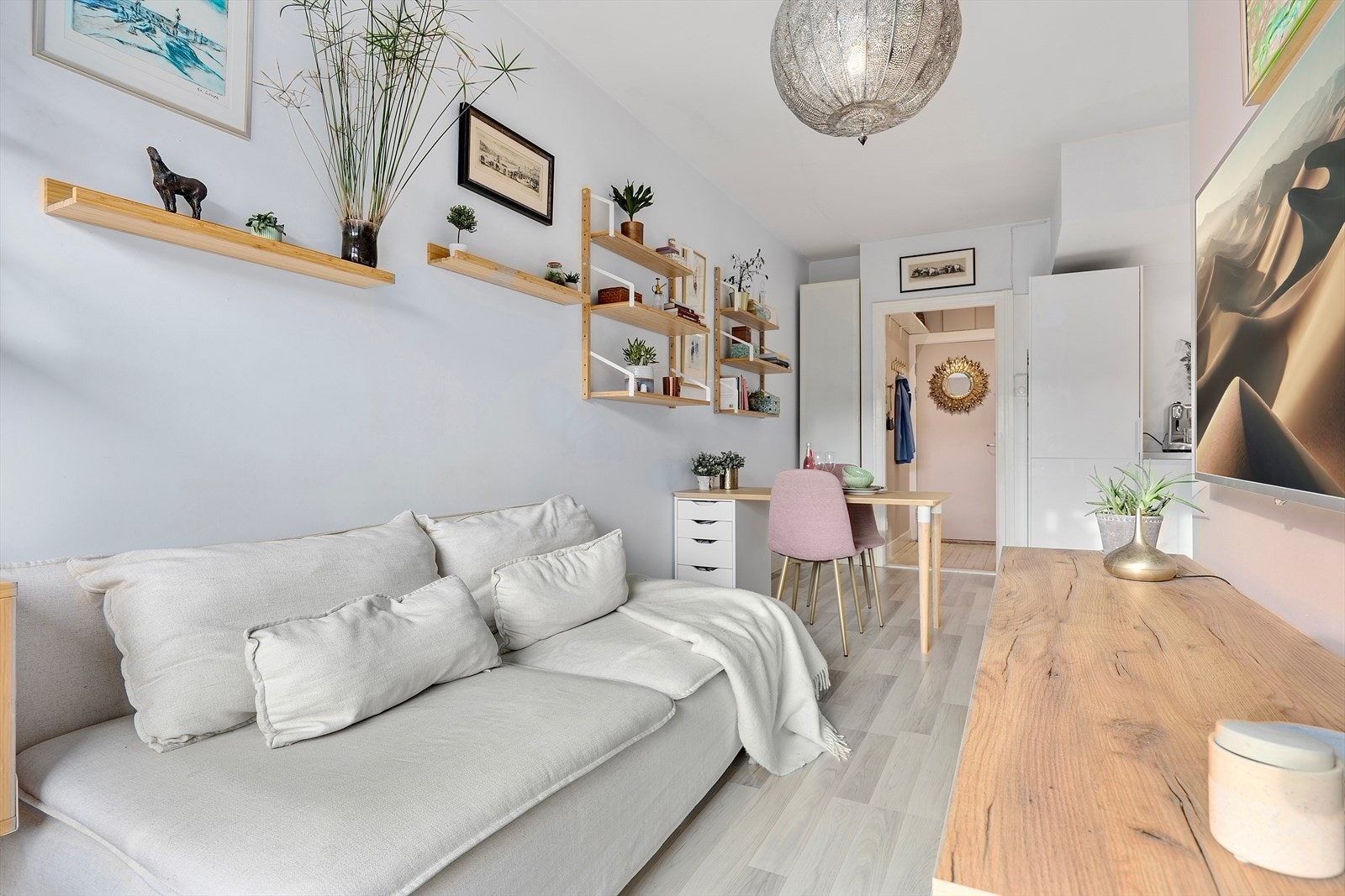 God plass til spisebord i tilknytning til kjøkkenet, perfekt for hverdagsmåltider. Galleribilde