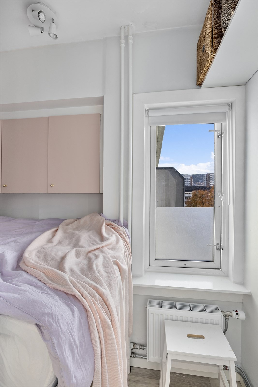 Sovealkove med vindu ut mot rolig bakgård Galleribilde