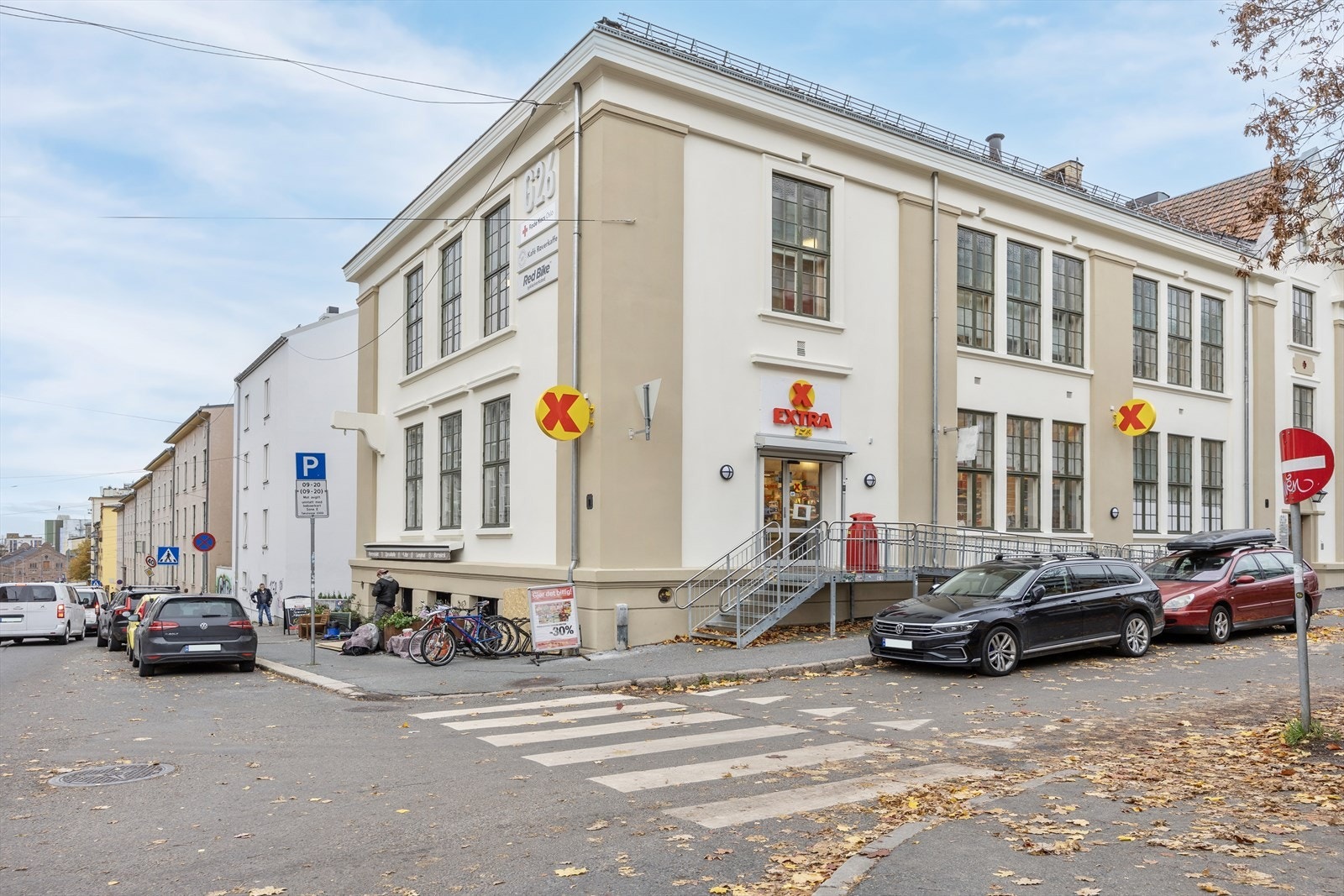 COOP Extra-butikken ligger bare et steinkast unna, med alt du trenger til daglige innkjøp. Praktisk beliggenhet som gjør hverdagen litt enklere. Galleribilde