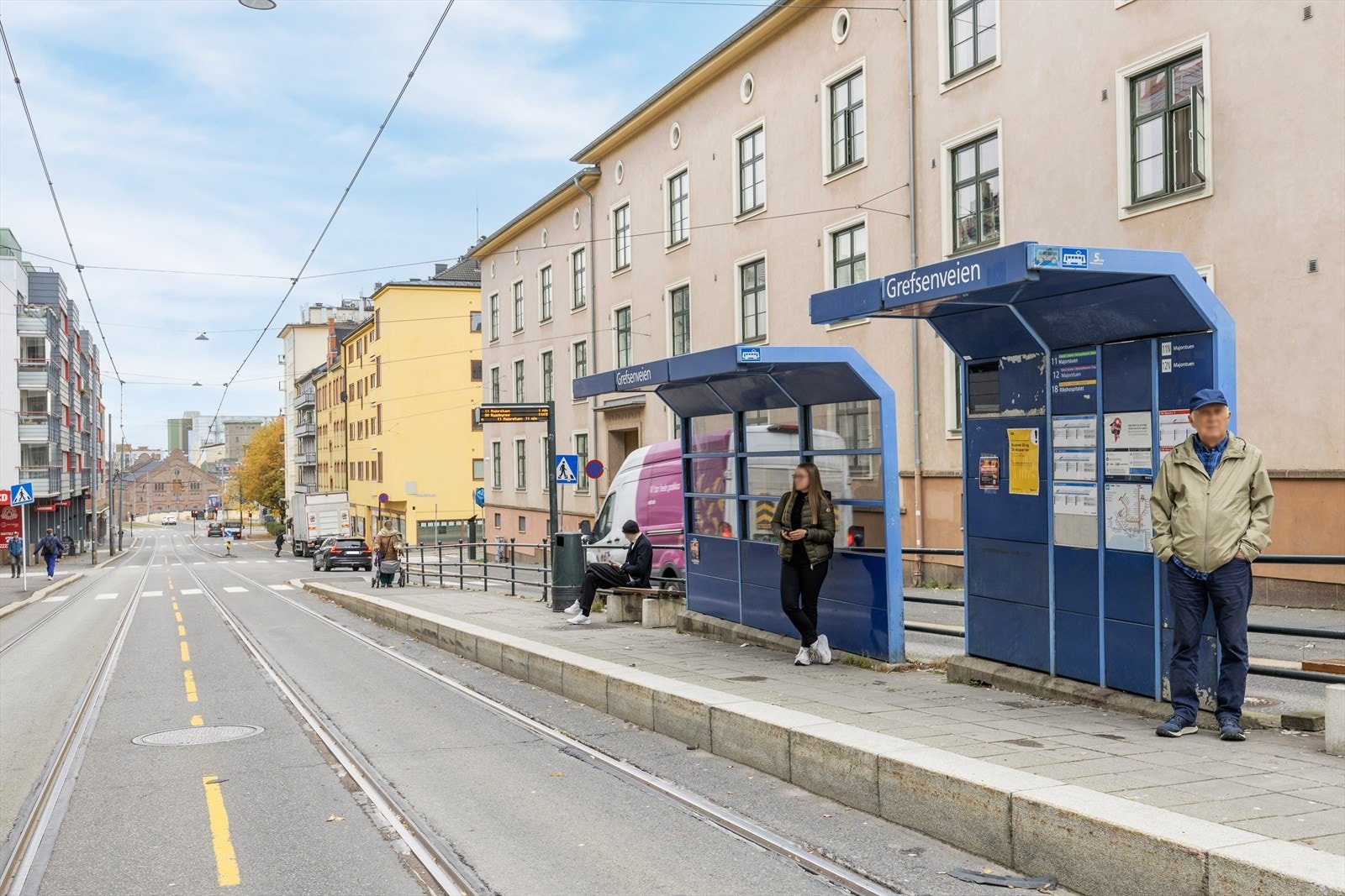 Trikkeholdeplassen sikrer kort vei til sentrum og resten av byen. Et fantastisk kollektivtilbud rett utenfor døren. Galleribilde